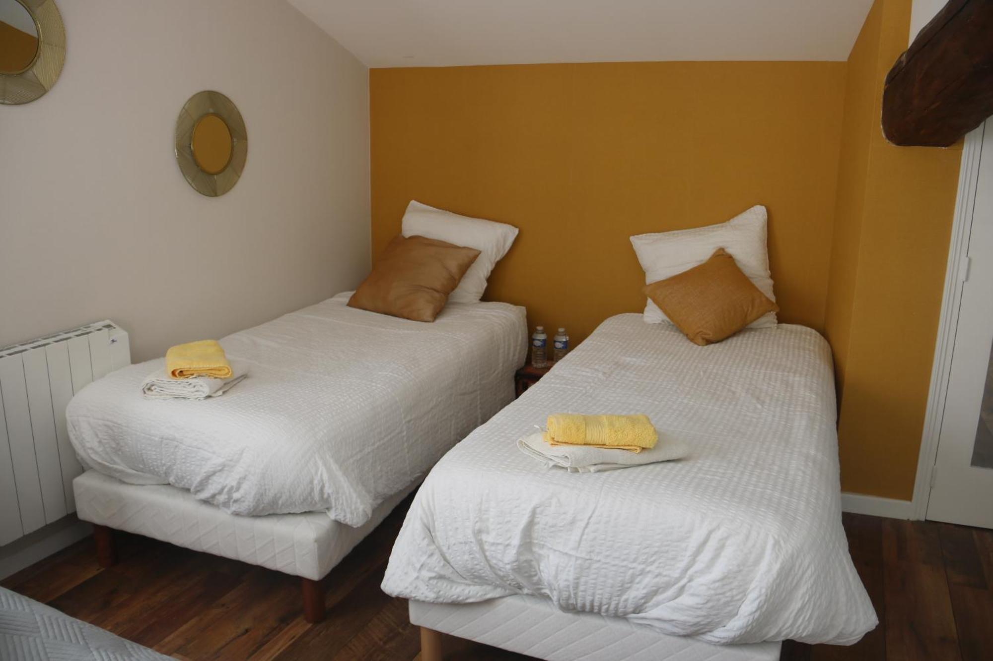 "Les Peyres" Hotell Lamothe-Landerron Exteriör bild